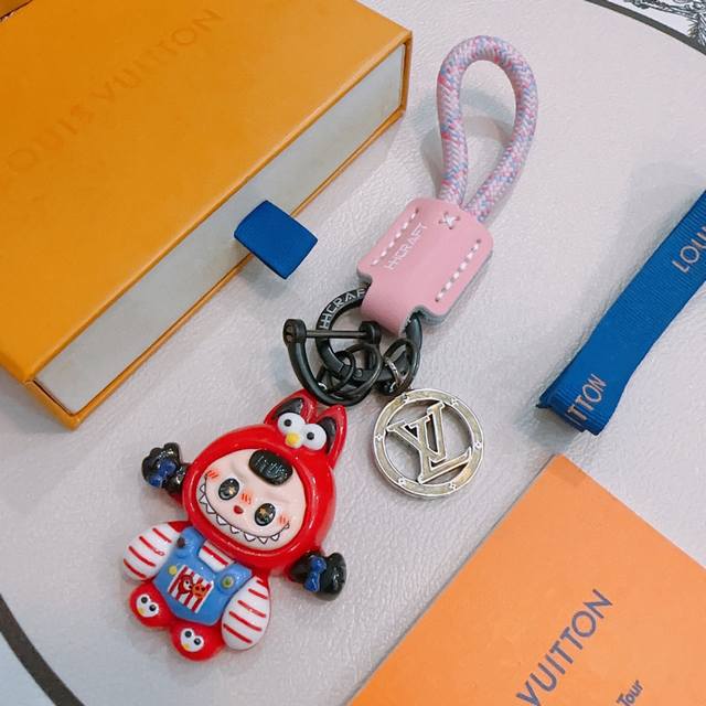 新品拉布布Lv联名钥匙扣 Lv包包扣 最新款包包挂饰档次更高明星同款Anger Forest系列经典款联名设计理念钥匙扣系列 细节对版做旧处理 非市面亮面版型