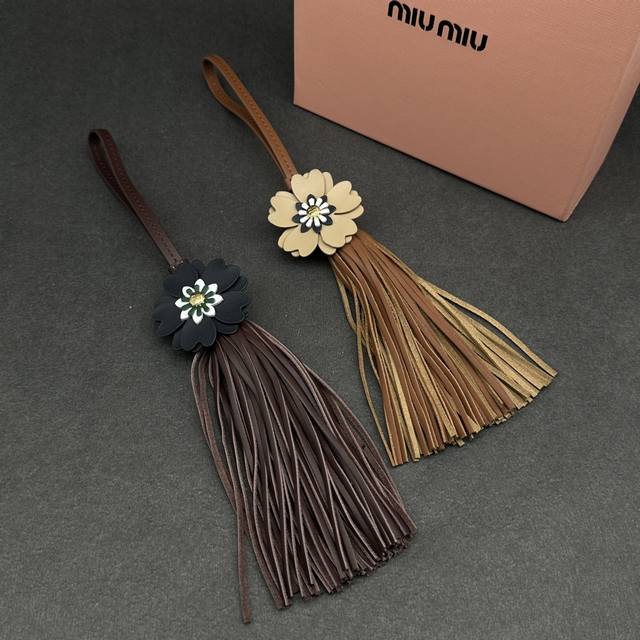 Miu Miu缪缪 Nappa 花卉细节雕刻字母标志 小牛皮 包周边 女款 沙米色