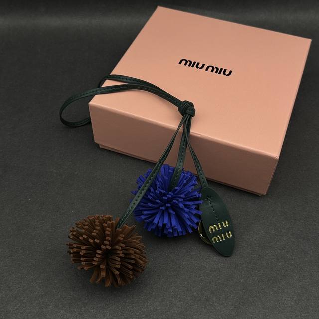 新品，新颜色 喜欢Miu的穿搭，其实它的衣服都很简单基础款，但是叠起来就有点小特别 这次出的挂件是叠挂在包上，衣服上， 鞋子上都可以还有丑萌的小挂件收下收下，