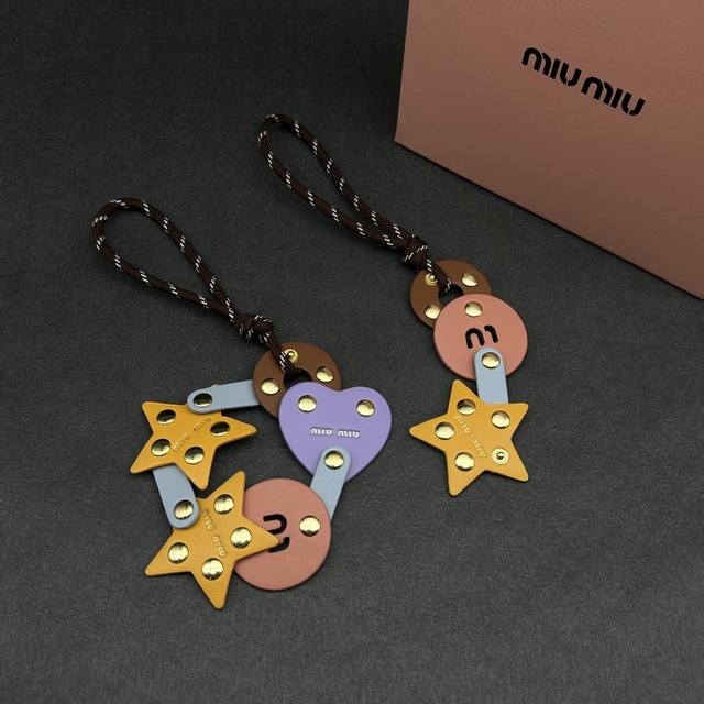 小号， 大号-新品 Miumiu挂件 星织邂逅 皮质配件一组以天琴座和天鹰座为灵感 象征着牛郎与织女的传说。 配件可以无限组合的搭配 Diy自己的独特图案。