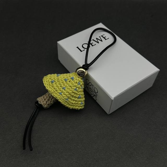 新品 罗意威Loewe 挂饰挂件 搭配牛皮革环带和金色饰面 Anagram Pebble.可挂于包包，其萌趣、可爱的造型，让人爱不释手罗意威 金属饰面蘑菇造型