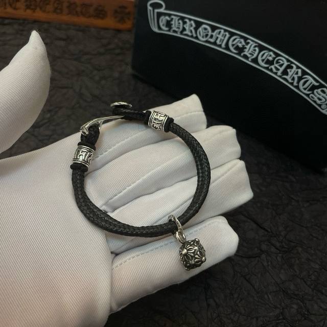 新款 专柜品质 Chrome Hearts克罗心 经典复古多元素十字花球吊坠手串手链 ，快手 Ins 小红书热门，凹凸造型不同的花纹设计风格呈现出与众不同 十字