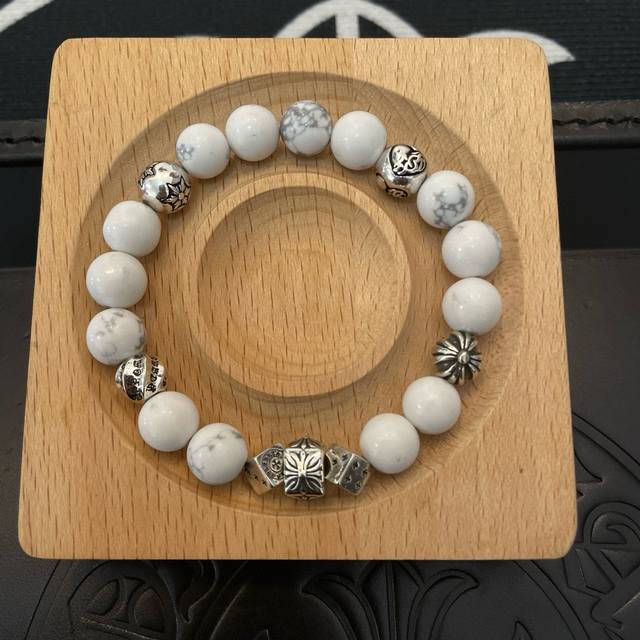 新款 专柜品质 Chrome Hearts克罗心 经典复古多元素白松石手串手链 ，快手 Ins 小红书热门，凹凸造型不同的花纹设计风格呈现出与众不同 十字架童军
