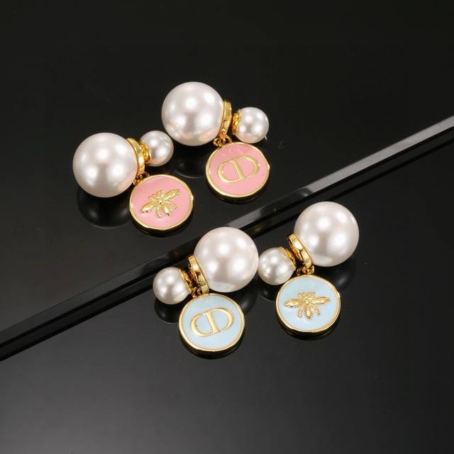 迪奥热销新款耳钉 上新Cd字母 复古耳钉 不是市面上的普货重工电度360°无死角体现迪奥标志简单大方每一处细节都无漏洞做工精致细腻耳钉