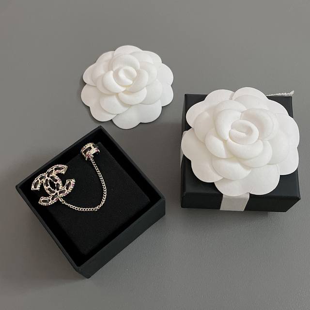 我们出品 单只黑皮彩钻耳挂 ，太太太惊艳了！又酷又飒的耳骨挂，穿皮搭配彩钻的设计，满满的高级感！上耳给人一种眼前一亮的感觉，吸晴率100%，简约中透露着精致的细