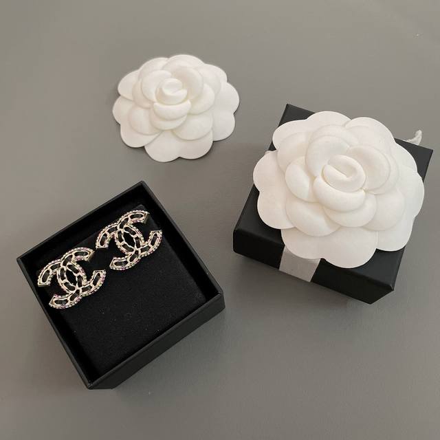 我们出品 香黑皮彩钻耳钉 Z 4800，特美特美的一款，穿皮搭配彩钻的设计，上耳给人一种眼前一亮的感觉，吸晴率100%，简约中透露着精致的细节，完全Hold得住