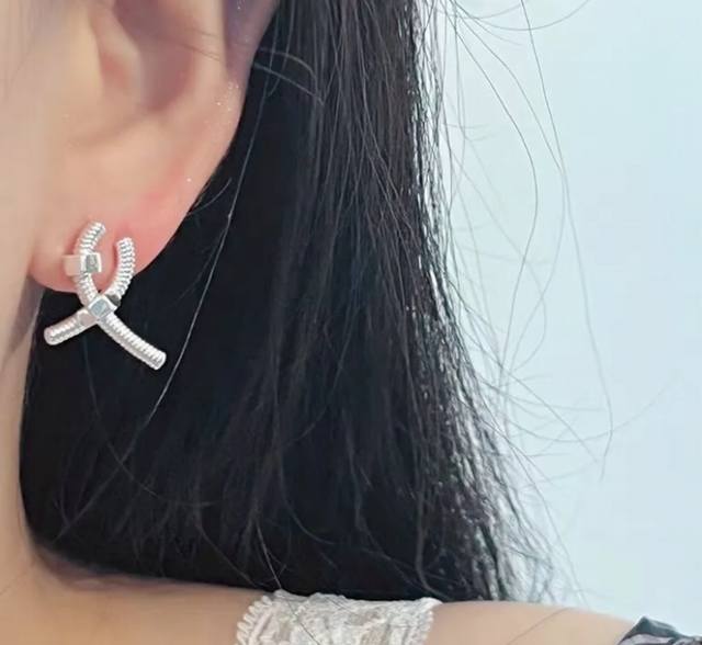 V金镀咪金 卡地亚交叉螺丝耳钉，Cartier 经典螺丝设计Juste Un Clou系列。按照18K真金货打造打版。 老外订单看细节工艺非常 到位 独家出货秒