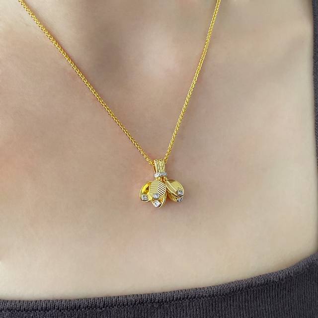 V金材质 卡地亚咖啡豆叶子项链。经典复古的咖啡香，金质完美塑造咖啡叶片 重现50年代的优雅精致。很有质感的项链 超爱这款项链，搭配毛衣也好看。