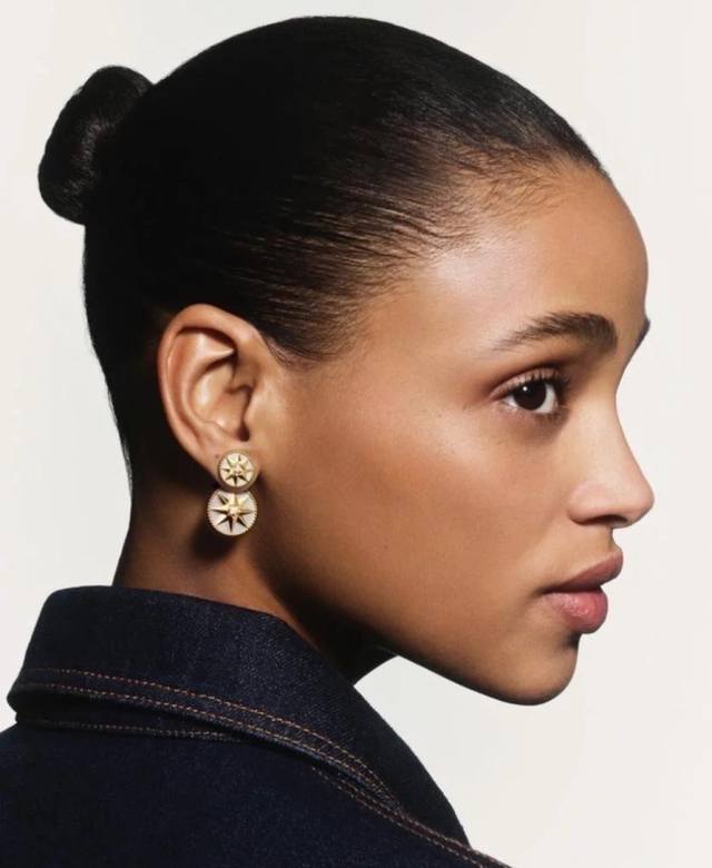 孔雀石 ，白 粉 黑贝 我们出品 罗盘耳环，贵妇标配。可订做真金真钻版，只做对版真金货，价询客Fu Rose Des Vents手链 贵妇标配，无比奢华珠宝款式