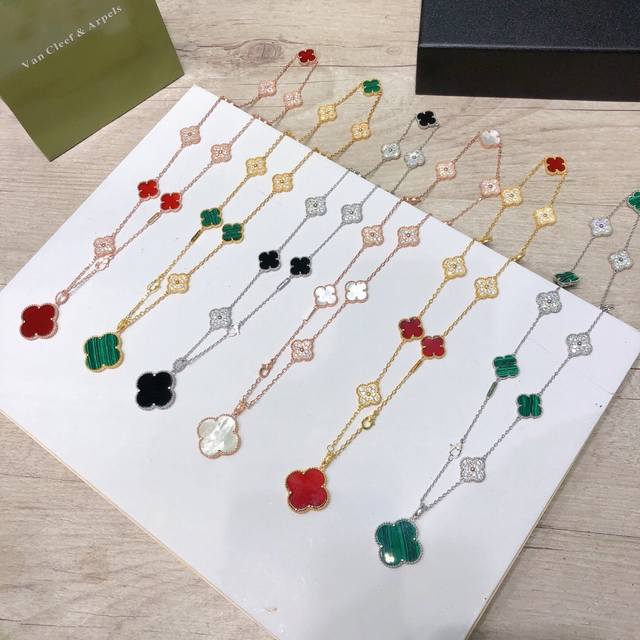 Vca梵克雅宝短款项链带钻十花项链与大号四叶草吊坠的结合解锁四叶草新搭配 新颖独特 微镶工艺使得每个带钻四叶吊坠非常有质感时尚感十足批