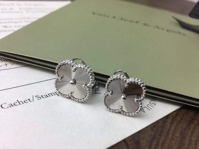 Vca Vintage Alhambra 新款辐射四叶草多折射耳夹专柜原版耳拍设计 搭配925银针 亚金电镀18K 精工版本全玑镂雕花设计 原版打造批