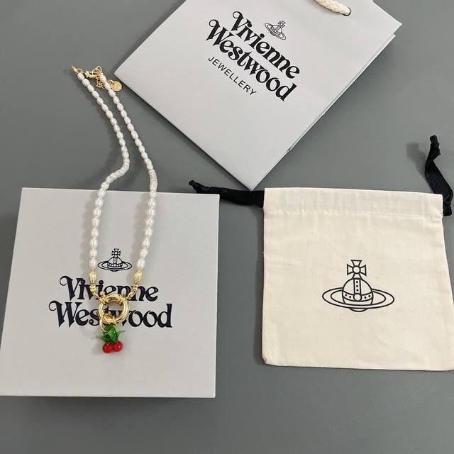 我们出品 樱桃珍珠项圈 希腊小众品牌M Yol，Jennie同款，太太太推荐了真的是复古可爱又俏皮！珍珠和金色配件组合有着欧洲复古的文艺气质樱桃的点缀增添了满满