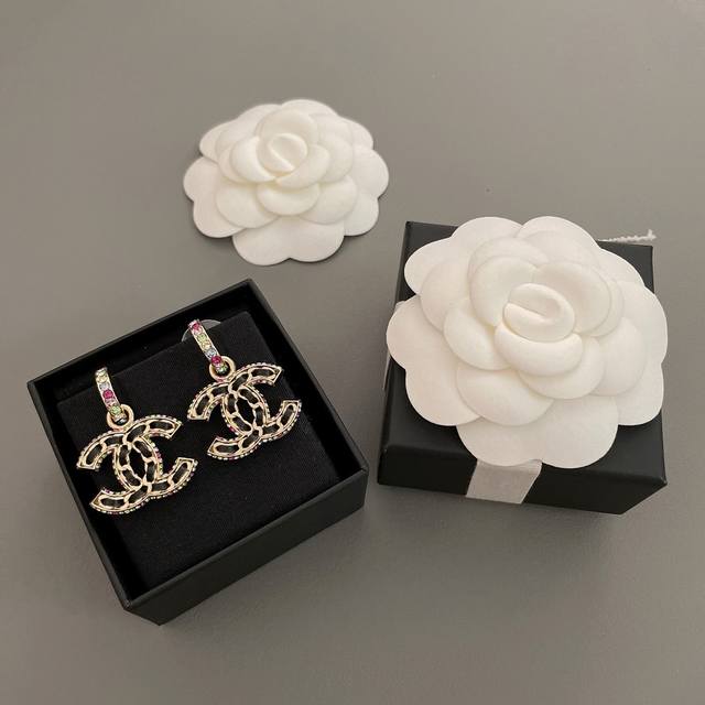 我们出品 香黑皮彩钻双C耳钩 灰常惊艳的一款，巨巨巨贵，Z 6300！，堪称无敌重工啊！一对耳钉就用了324颗施华洛水晶，一对Z用了2种不同规格的水晶，一共用了