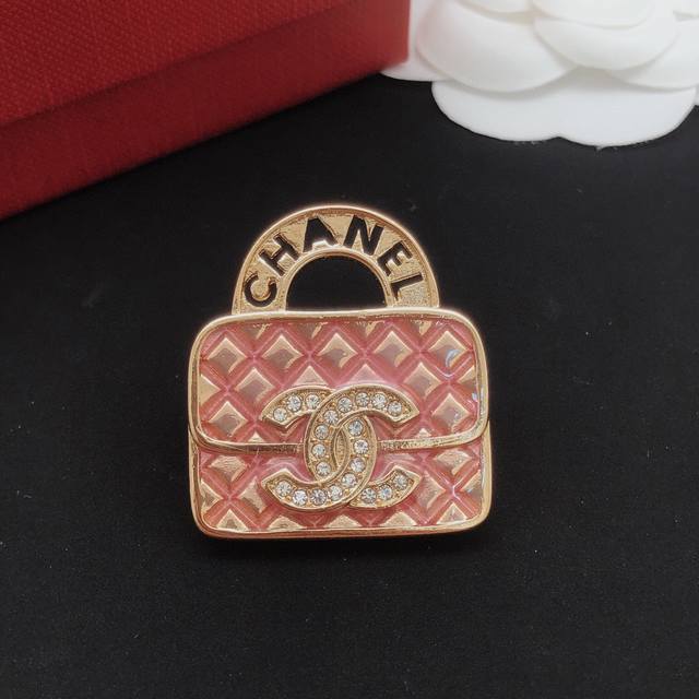 编号Xxz0199 Ch*Nel最新款粉色包包胸针 一致Z批黄铜材质
