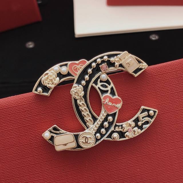编号Xxz0195 Ch*Nel最新款黑色包包爱心香水瓶胸针 一致Z批黄铜材质