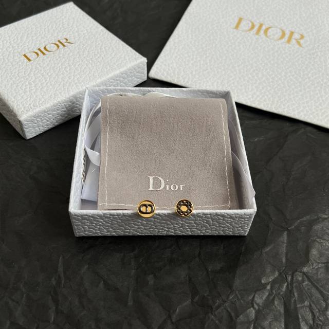 Dior 迪奥 耳钉 专柜一致上新 精选原版一致 黄铜材质 甜美气质高雅。
