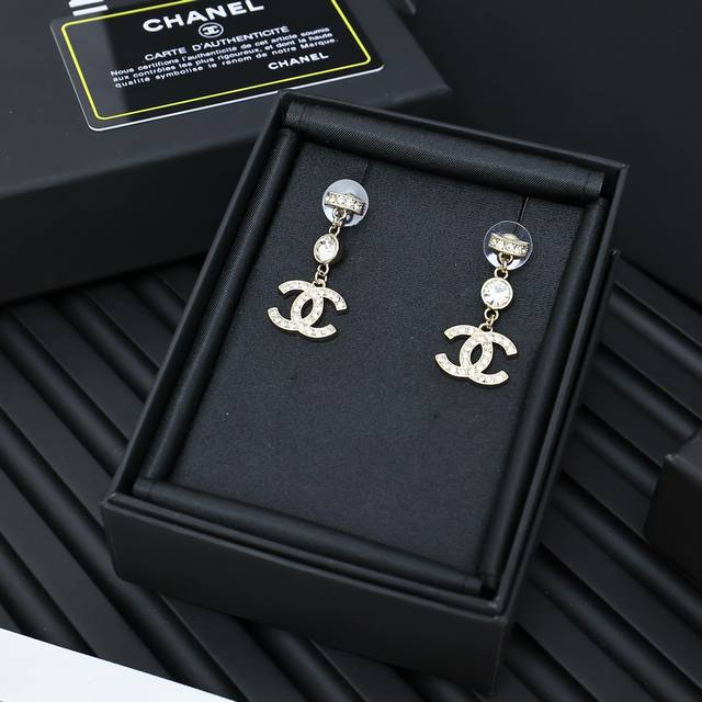 Chanel 水钻流苏耳环 单链条流苏耳环淡金色 气质优雅 高贵迷人灵动感十足 优雅中也不失活泼喜欢温婉明媚 落落大方的款式真的是给它莫属啦