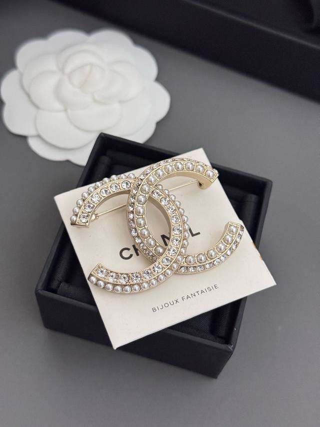 Ch*Nel 最新款半钻半珠Cc胸针 一致Z批黄铜材质