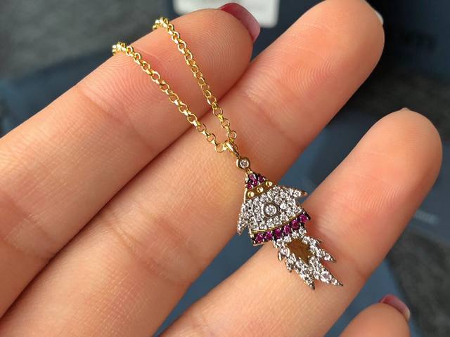 A批M Monaco 金黄色镶钻小火箭宇宙飞船吊坠项链毛衣链个性女 时尚潮流。