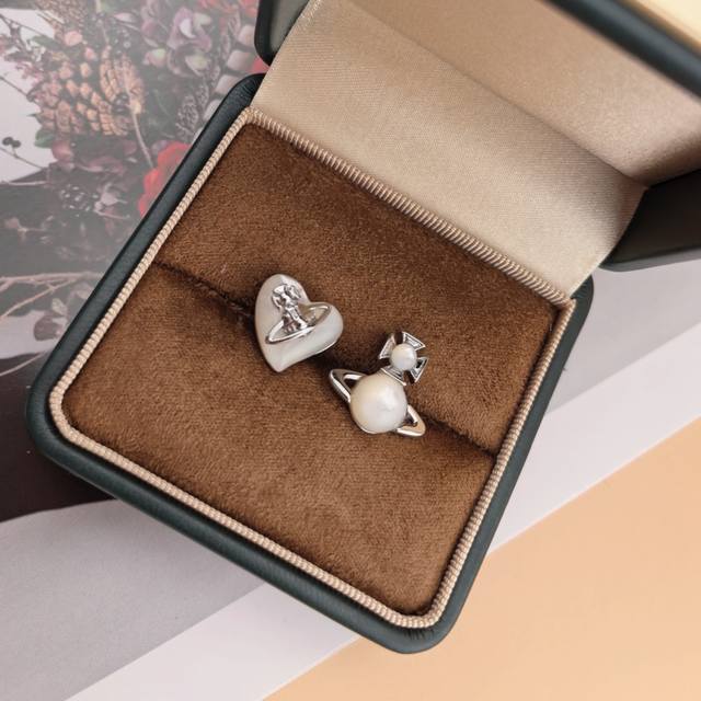 英国代购 Vivienne Westwood薇薇安西太后土星 耳钉优雅大方精工设计 非常修饰脸型 青春活力 一眼就被这款吸引了 非常漂亮的颜色搭配 时尚又俏皮