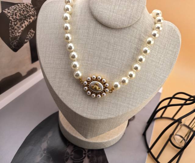 项链 英国代购 Vivienne Westwood薇薇安西太后土星 套装优雅大方精工设计 非常修饰脸型 青春活力 一眼就被这款吸引了 非常漂亮的颜色搭配 时尚又