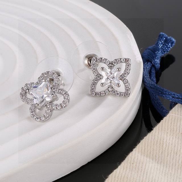 Lv项链耳钉套装 Diamond Blossom系列 闪耀的光芒让你在这个夏天 显得更与众不同本产品采用珠宝工艺白贝母高端定制 项链 耳钉P50