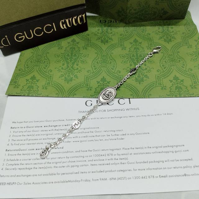 Gucci这款手链将Logo标志性的双G字母交织图案融入拧花饰带设计 Gucci系列经过精心设计和制作 通过微妙细节 呈现出一系列时尚和经典单品 边缘饰刻花饰带