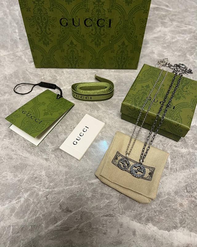 复古互扣双G项链 小号 代购品质 经典双“G”Logo雕纹互扣式吊坠 925银做旧黑氧工艺，是一款万年不过时的百搭款。四季都可 谁戴谁好看。男女款！情侣款！送礼