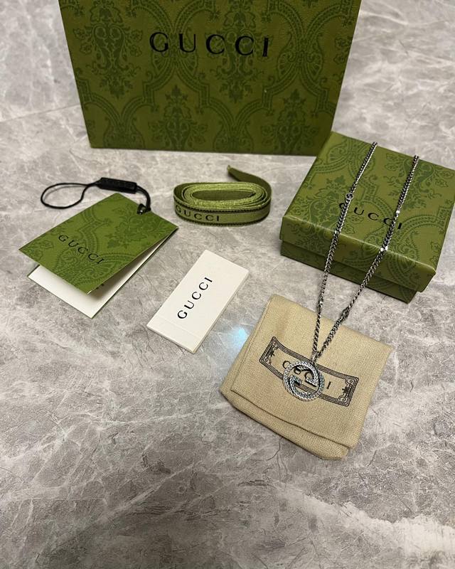 Gucci 互扣式双G项链 互扣式双G 特有的标识形象。原版开模 正品一致，纽纹复古做旧工艺。上身效果超级酷！