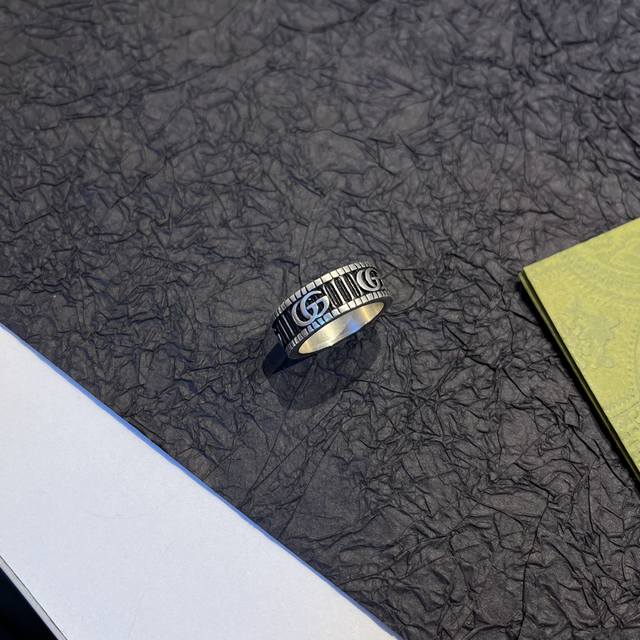 立体复古双G 条纹戒指 代购品质 秒杀市面所有版本 上手效果赞 很适合做情侣款 闺蜜款，长期爆款 上手效果非常好看 Size: 6一11