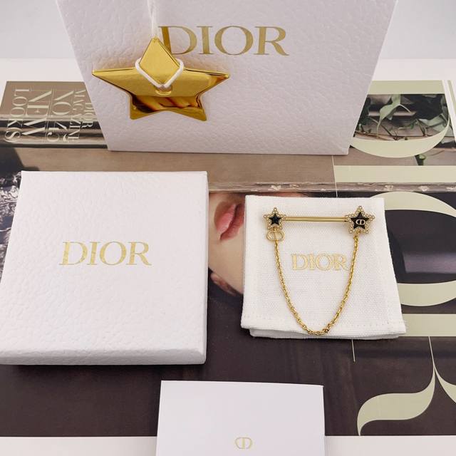 我们出品 D 大小围珠星胸针 Z 4600，现货先到先得量大咨询客Fu！25年早春Cruise最新款！超美，怎么搭配怎么好看五角星树脂，一致Z批特别定制的星空蓝