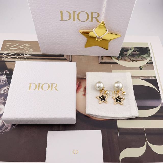 我们出品 D 星星双珠耳钉 Z 4800，现货先到先得量大咨询客Fu！25年早春Cruise最新款！超美，怎么搭配怎么好看五角星树脂，一致Z批特定的色珠，不是那