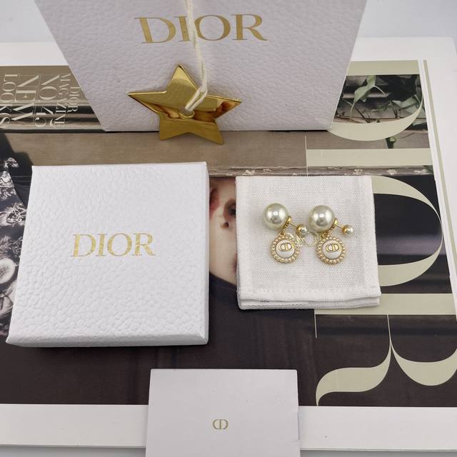 我们出品 D小白围大白双珠耳钉 Z 5100，太美太美了，这款设计有点像小香风！！花朵的造型经典的大小双珠设计一颗让人过目不忘的小花朵吊坠设计，边边施华洛小米珠