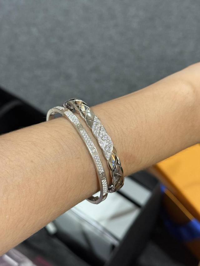 我们出品 菱格宽版带钻手镯，量大咨询客Fu Coco 手镯 金属质感总是跟时尚挂钩，大气别致的设计，精巧的工艺，又区别于廉价金属感饰品，妥妥的高端珠宝品味。 菱