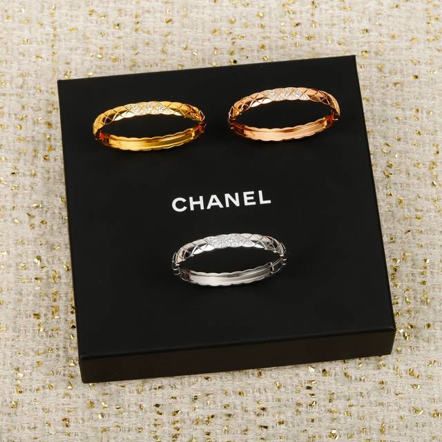 我们出品 菱格宽版带钻手镯，量大咨询客Fu Coco 手镯 金属质感总是跟时尚挂钩，大气别致的设计，精巧的工艺，又区别于廉价金属感饰品，妥妥的高端珠宝品味。 菱