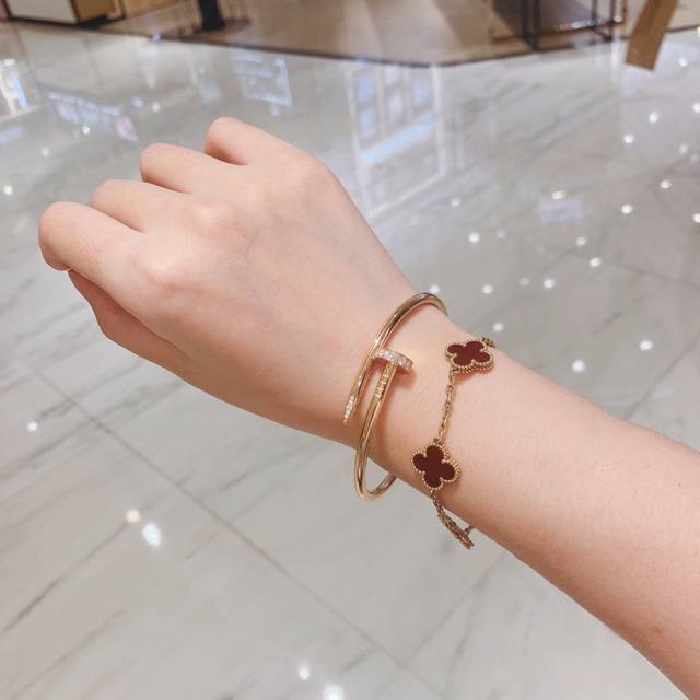 我们出品 经典款带钻钉子手镯 粗版头尾镶钻版，重磅推出钉子系列也是非常经典的，同系列的手镯、戒指、项链都好看的不得了，单戴或者跟其他首饰叠戴都不错，我家已经定制