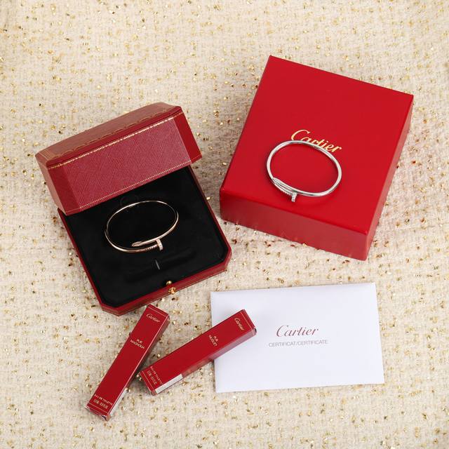 我们出品 经典款带钻钉子手镯 粗版头尾镶钻版，重磅推出钉子系列也是非常经典的，同系列的手镯、戒指、项链都好看的不得了，单戴或者跟其他首饰叠戴都不错，我家已经定制