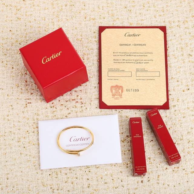 我们出品 经典款带钻钉子手镯 粗版头尾镶钻版，重磅推出钉子系列也是非常经典的，同系列的手镯、戒指、项链都好看的不得了，单戴或者跟其他首饰叠戴都不错，我家已经定制