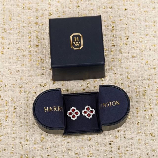 我们出品 Loo批耳钉，可订做18K真金真钻版，只做对版真金货，价询客Fu Hw家的Diamond Loo批花园系列，Loo批系列珠宝设计取材于品牌最具传奇色彩