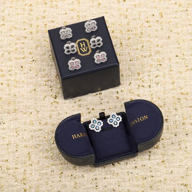 我们出品 Loo批耳钉，可订做18K真金真钻版，只做对版真金货，价询客Fu Hw家的Diamond Loo批花园系列，Loo批系列珠宝设计取材于品牌最具传奇色彩