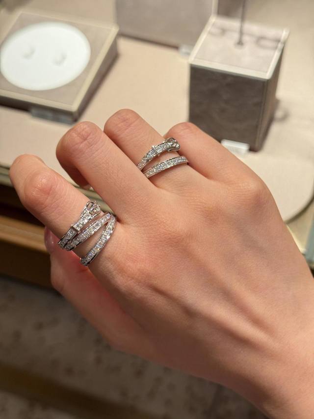 我们出品 Etriviere 双圈戒指 ，可订做18K真金真钻版，只做对版真金货，价询客Fu 明星、网红、名媛都难以抗拒！ 酷劲十足的经典标志 古今中外时尚浪尖