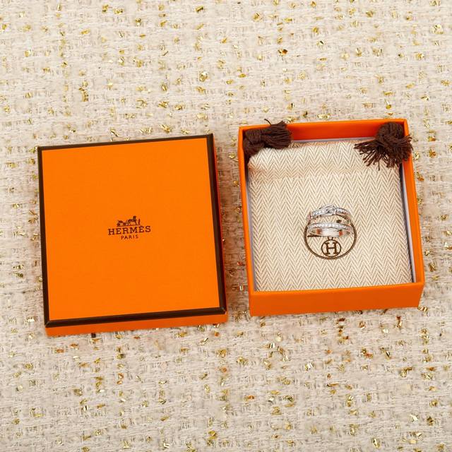 我们出品 Etriviere 双圈戒指 ，可订做18K真金真钻版，只做对版真金货，价询客Fu 明星、网红、名媛都难以抗拒！ 酷劲十足的经典标志 古今中外时尚浪尖