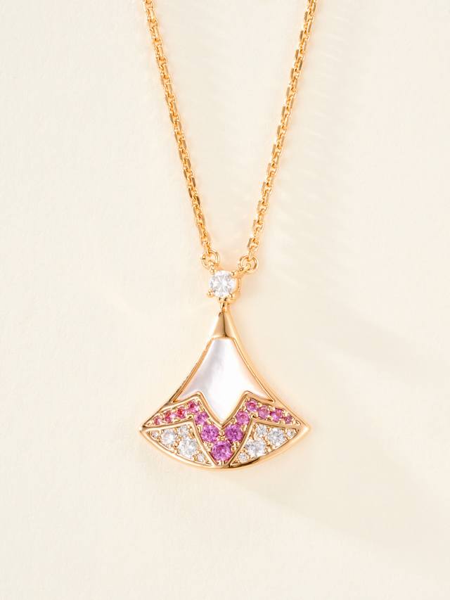 七夕这个承载着浪漫与深情的传统节日，在这个特别的日子里，宝格丽以其精湛的工艺和独特的设计，推出了一系列令人心动的七夕项链，为这份浪漫增添了璀璨的光芒。 宝格丽七