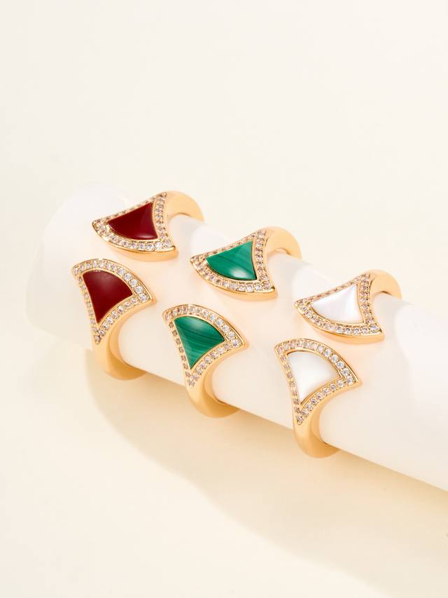 绿色 ，红色白色 Diva's Dream扇形天然石镶钻戒指 尺寸5678号 永恒的扇形设计，致敬母亲的优雅，Diva's Dream的标志性扇形轮廓，灵感源于