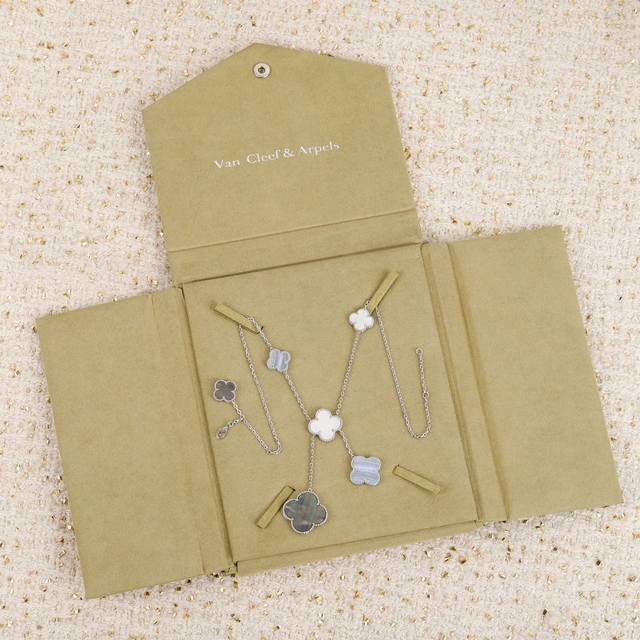 我们出品 不规则六花项链 Zp94900+认准唯一一家真正购入珠宝类Z批开发的，可订做真金真钻，只做对版Z批真金货，批K市面各种金货量大咨询客Fu 终于给我开发