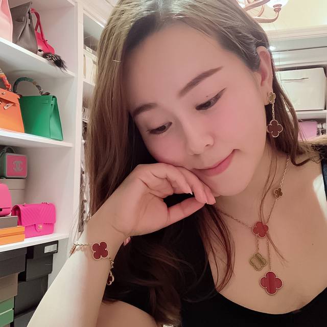 我们出品 不规则六花项链 Zp94900+认准唯一一家真正购入珠宝类Z批开发的，可订做真金真钻，只做对版Z批真金货，批K市面各种金货量大咨询客Fu 终于给我开发