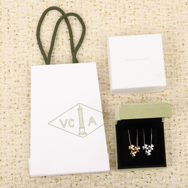 我们出品 三叶草三花项链 ，可订做18K真金真钻版，只做对版真金货，价询客Fu Frivole系列作品宛如花卉在微风轻拂下摇曳生姿，其设计立体灵动、精巧轻盈，别