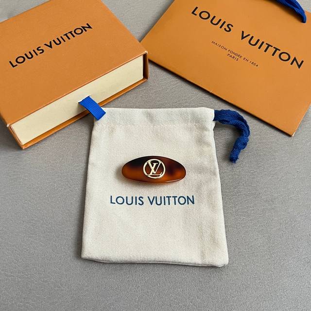 新款Lv 发夹Louis Vuitton 路易威登专柜一致材质 火爆款出货 设计独特 复古前卫 男神、美女必备。
