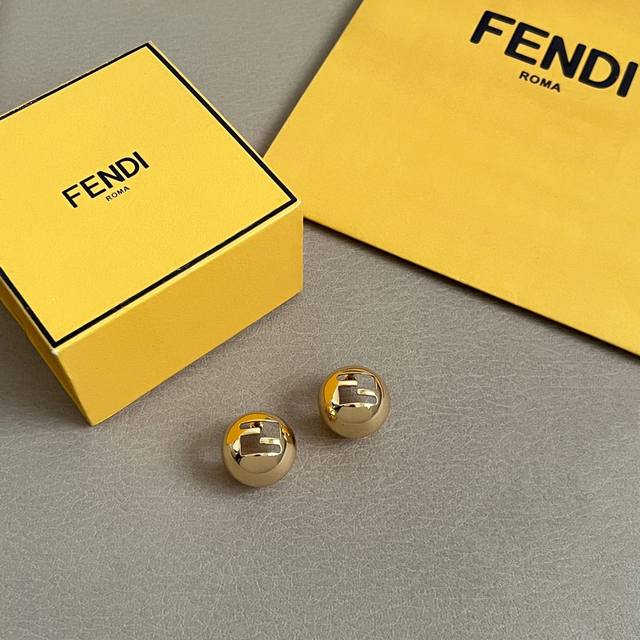 Fendi 芬迪 高端定制 爆款新款 简单大方 耳钉 华丽登场 ，很难见到如此熟悉 素雅的耳环，非常适合日常搭配，宝宝们，这个绝对值得入
