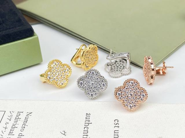 Vca梵克雅宝满钻四叶草耳环 耳扣 复制原版耳拍设计 搭配925银针亚金电镀18K金 镶嵌进口仿真高碳钻 独家实拍，图片可见工艺[转圈]白金 枚金 黄金三色